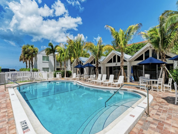 On Beach One Bedroom Condo with Communal Pool in Holmes Beach